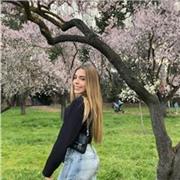 Muy dinámica y extrovertida. Daría clases a niños